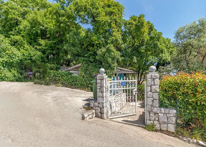 Awesome In Kostrena With House Sea View Case de vacanță Rijeka